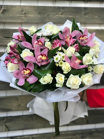 Букет цветов из: Розы и Хризантемы в Монетный