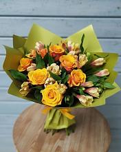 Букет цветов из:  Альстромерии и Розы в Монетный