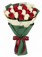Букет Микс из красных и белых роз в Монетный
