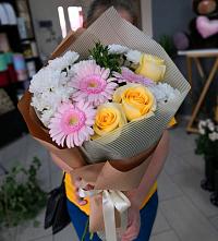 Букет цветов из:  Герберы, Розы и Хризантемы в Монетный