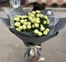 Букет Белые кустовые розы Солинеро в Монетный