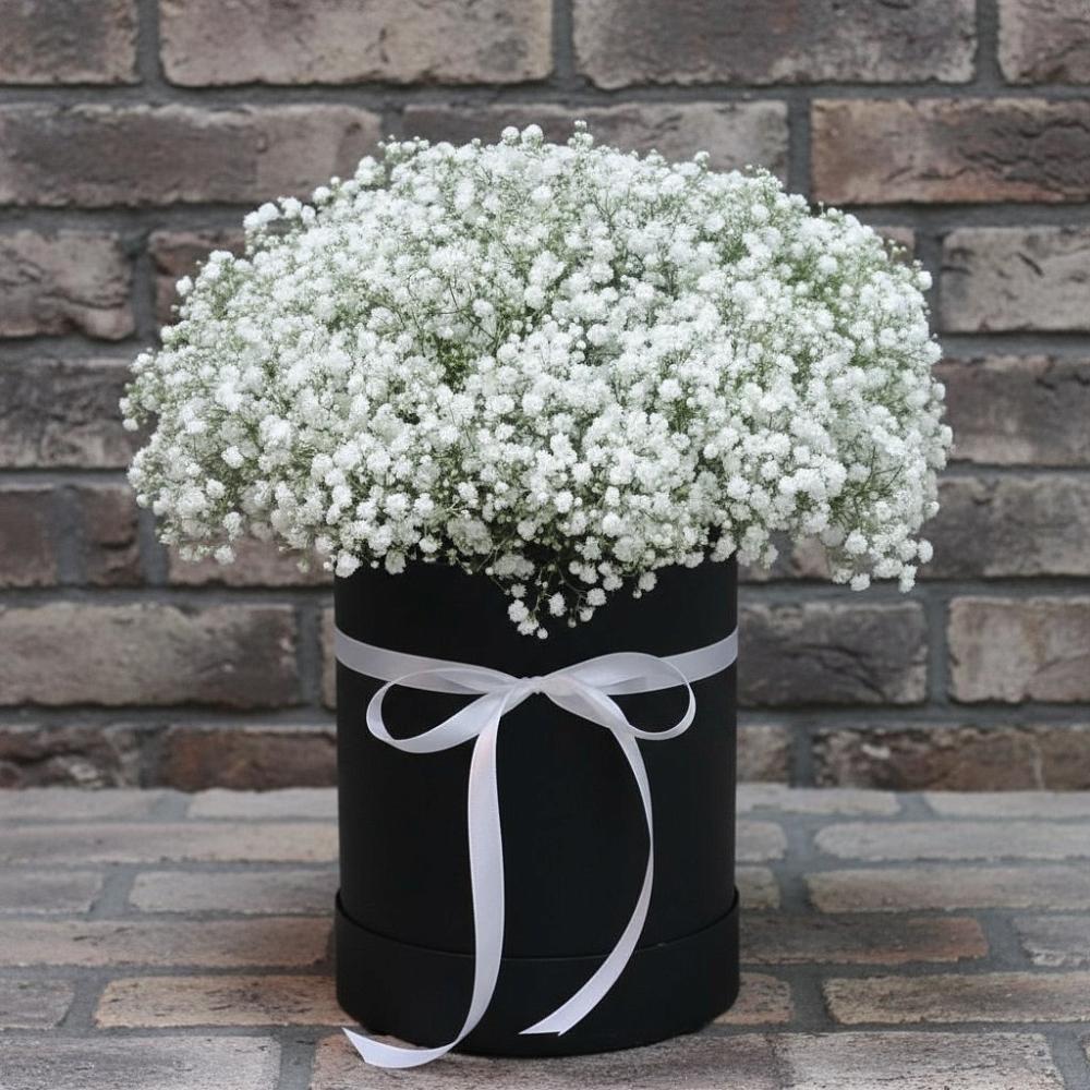 Цветочная композиция из Гипсофила в шляпной коробке в Монетный