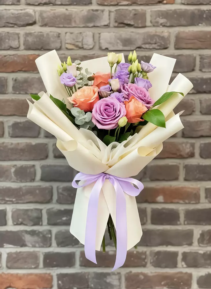 Букет цветов из: Лизиантусы и Розы в Монетный