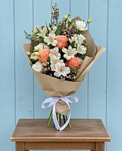 Букет цветов из:  Альстромерии, Лизиантусы, Розы и Хризантемы в Монетный