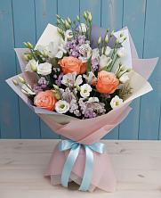 Букет цветов из:  Лизиантусы, Розы, Альстромерии и Гипсофила в Монетный