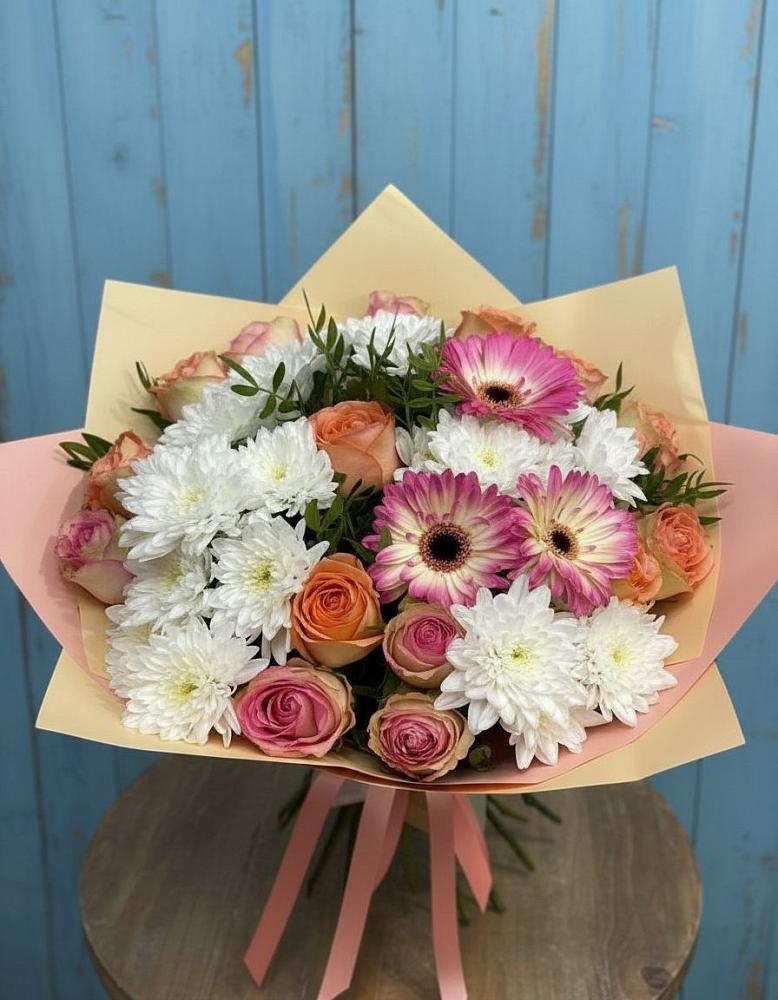 Букет цветов из: Розы, Герберы и Хризантемы в Монетный