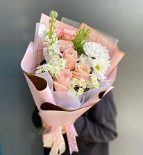 Букет цветов из:  Хризантемы и Розы в Монетный