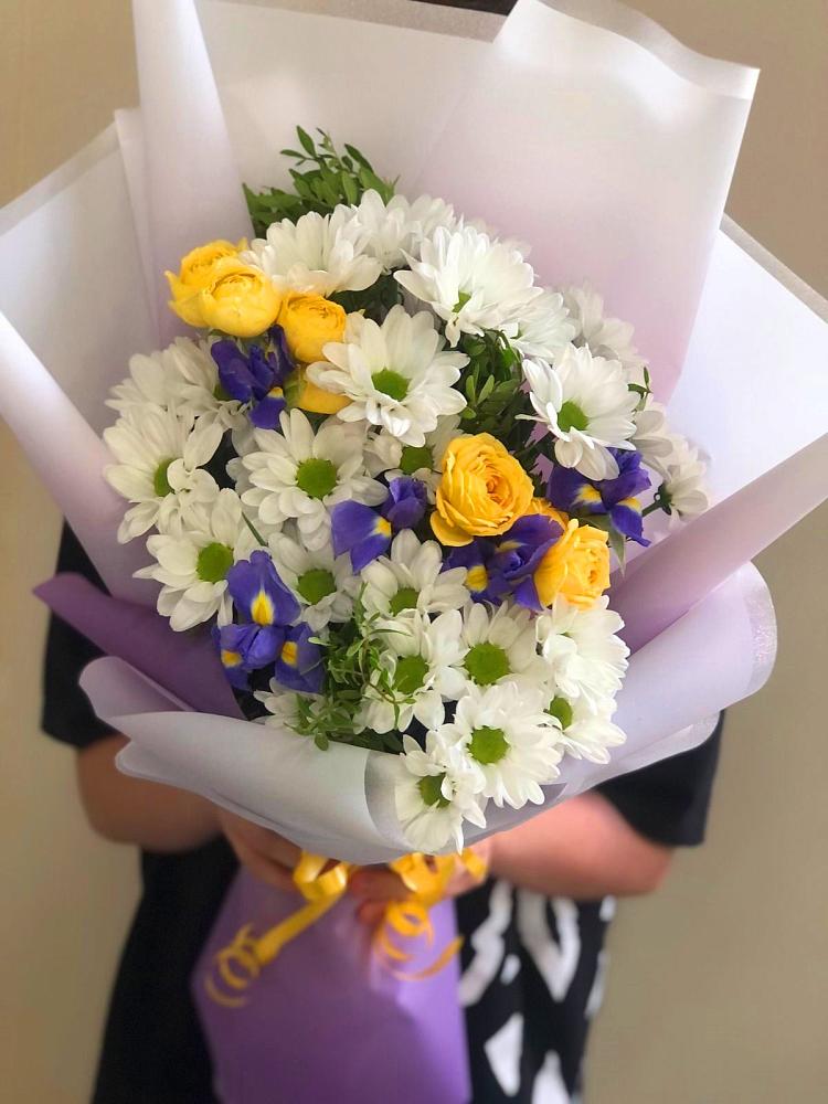 Букет цветов из: Ирисы, Хризантемы и Розы в Монетный