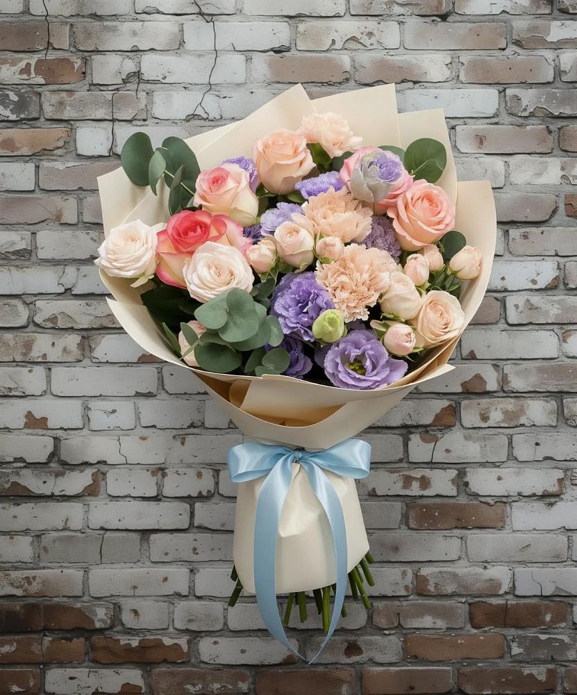 Букет цветов из: Розы, Лизиантусы и Гвоздики в Монетный