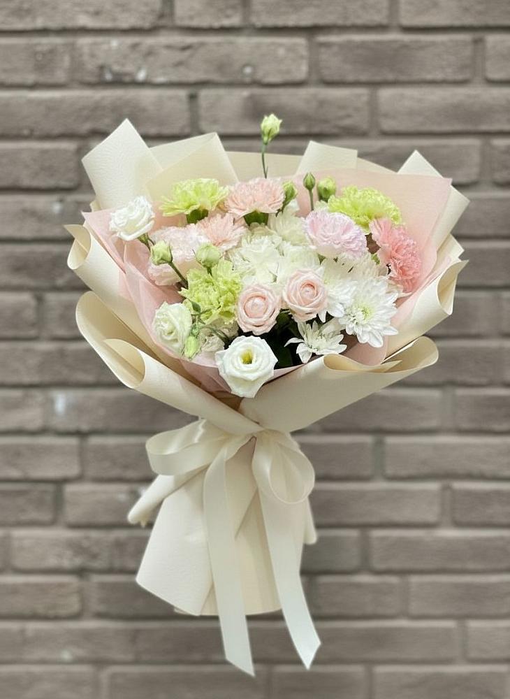 Букет цветов из: Гвоздики, Розы, Лизиантусы и Хризантемы в Монетный