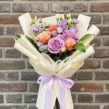 Букет цветов из:  Лизиантусы и Розы в Монетный