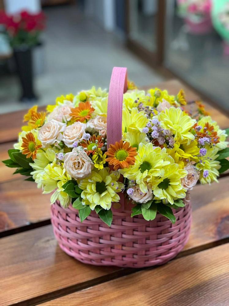 Цветочная композиция из Хризантемы и Розы в корзине в Монетный