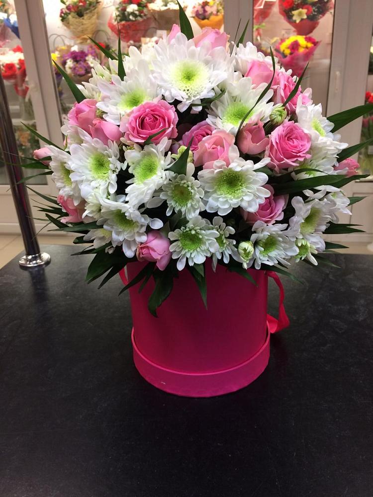 Цветочная композиция из Розы и Хризантемы в шляпной коробке в Монетный