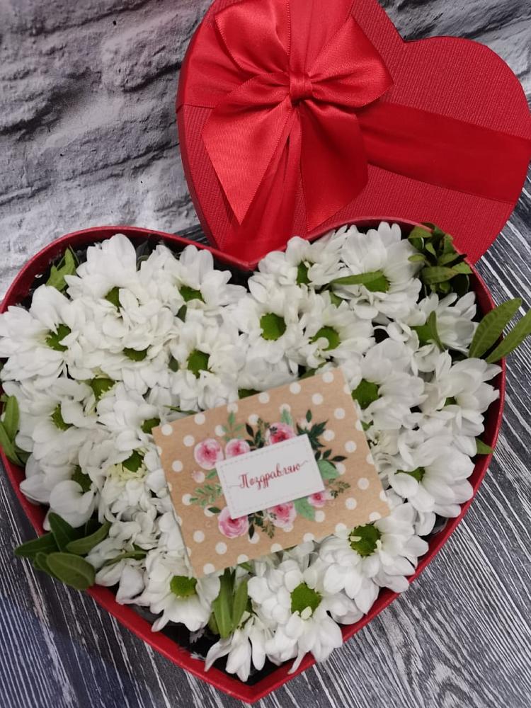 Цветочная композиция из Хризантемы в виде сердца в Монетный