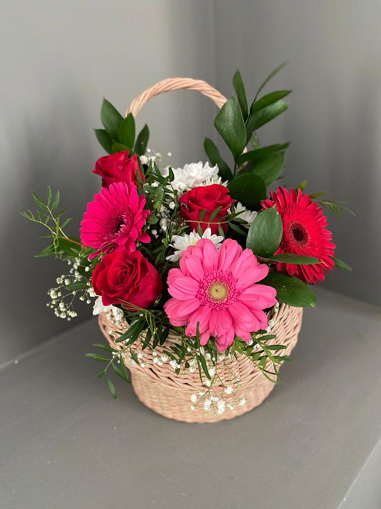 Цветочная композиция из Розы, Хризантемы и Герберы в корзине в Монетный