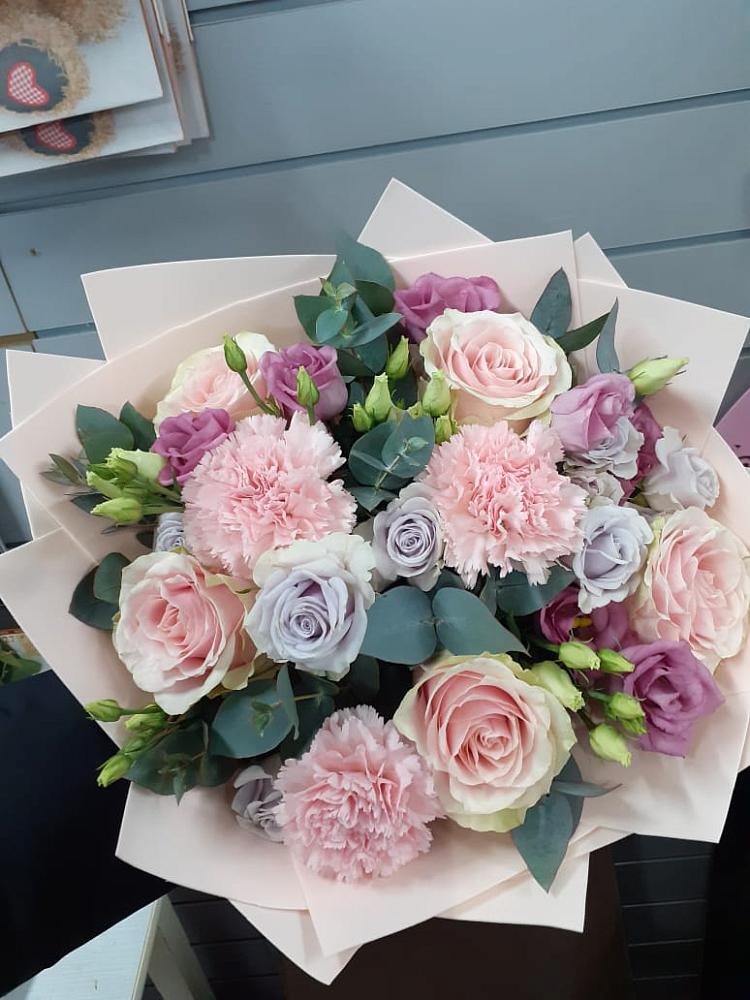 Букет цветов из: Розы, Гвоздики и Лизиантусы в Монетный