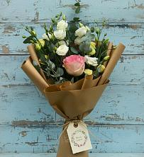 Букет цветов из:  Розы и Лизиантусы в Монетный
