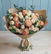 Букет цветов из:  Альстромерии и Розы в Монетный