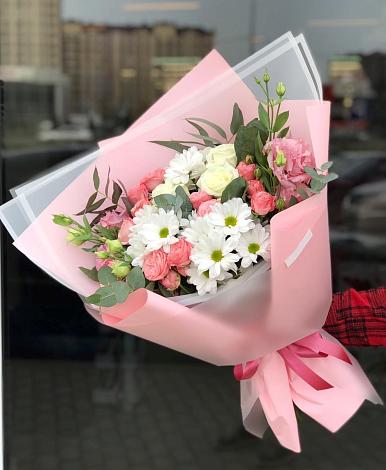 Букет цветов из: Розы, Лизиантусы и Хризантемы в Монетный