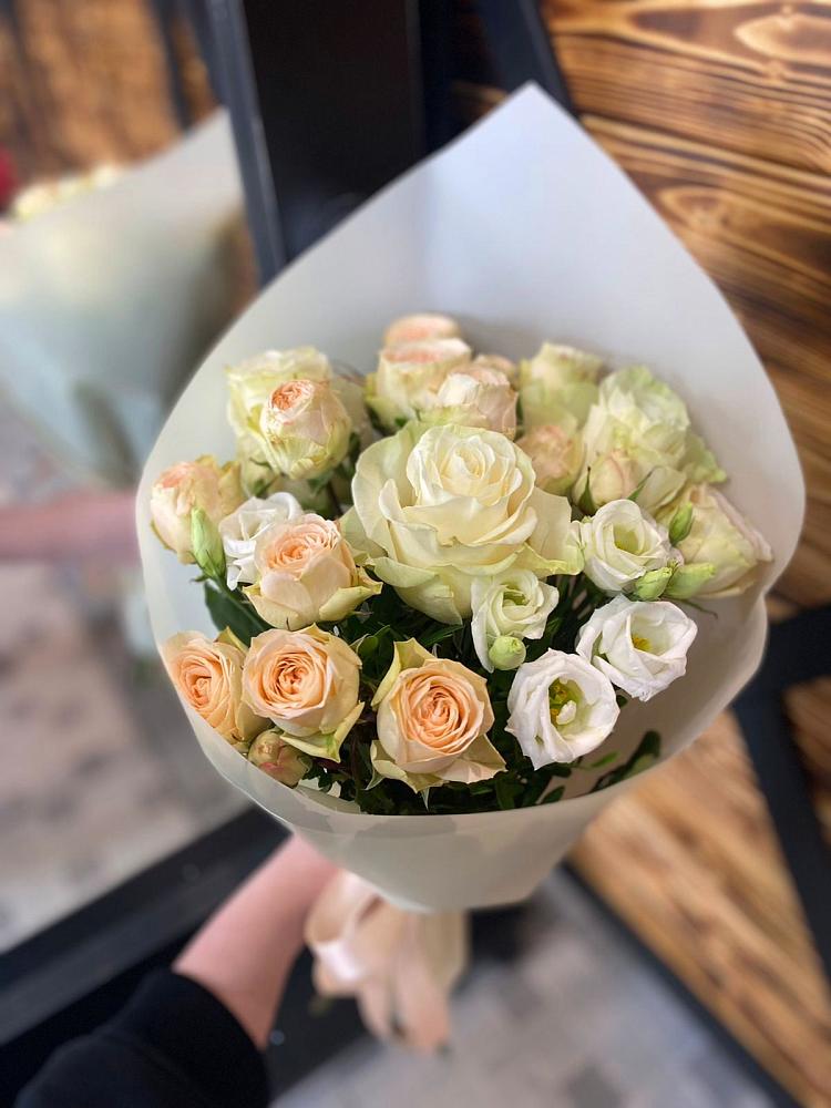 Букет цветов из: Розы и Лизиантусы в Монетный