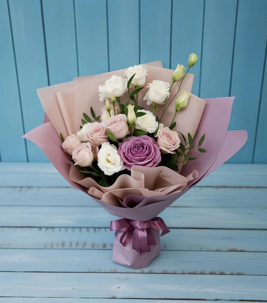 Букет цветов из: Розы и Лизиантусы в Монетный